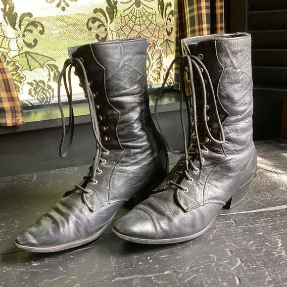 VINTAGE LEATHER WITCH BOOTS - HALLOWEEN DECOR OR WEAR - Picture 3 of 6